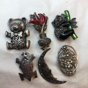 Bundle of brooches